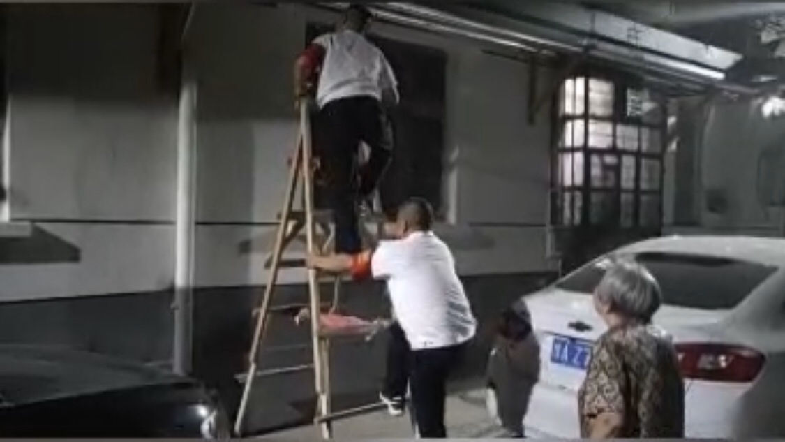 社会万象|老人丢了家门钥匙急得团团转，热心人爬上二楼帮老人开门