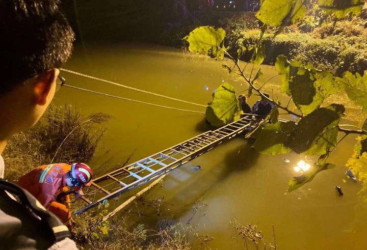 |轿车坠入鱼塘，一男一女被困车顶，漯河民警紧急救援