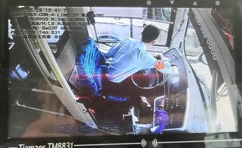 轮胎私家车轮胎瘪了还在路上跑，关键车内还有个孩子