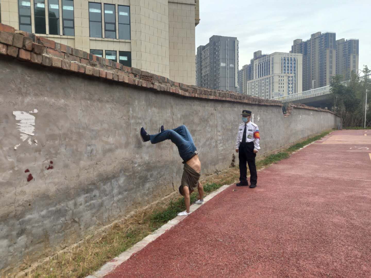 |倒立行走、单手俯卧撑 年近六旬男子健身不简单