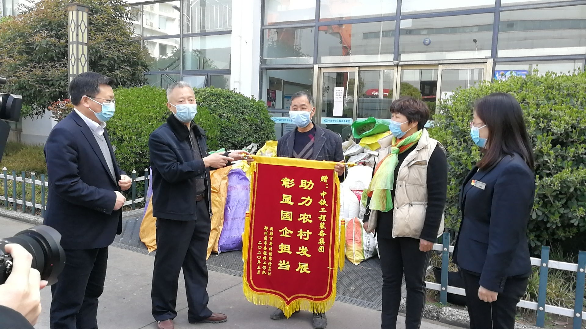 「新郑」曾获大奖的新郑40万斤莲藕滞销，快帮帮他们！