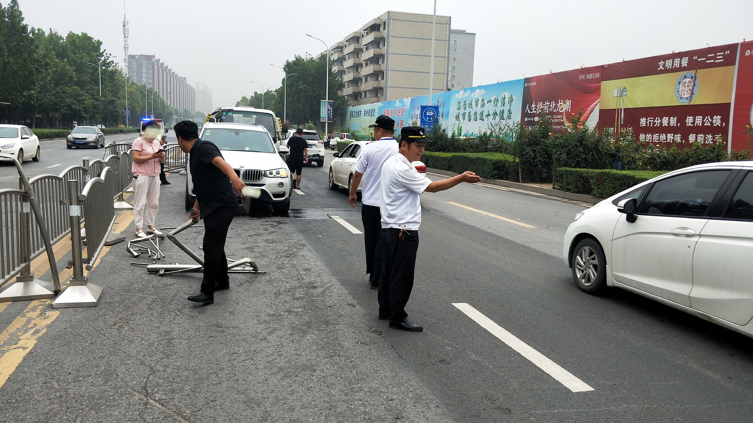 道路护栏|宝马车失控“穿越”隔离护栏，对面越野车遭殃了
