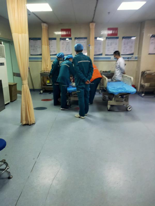 |郑州1岁幼儿高烧抽搐，交警驱警车狂奔，5分钟跑完11分钟路程