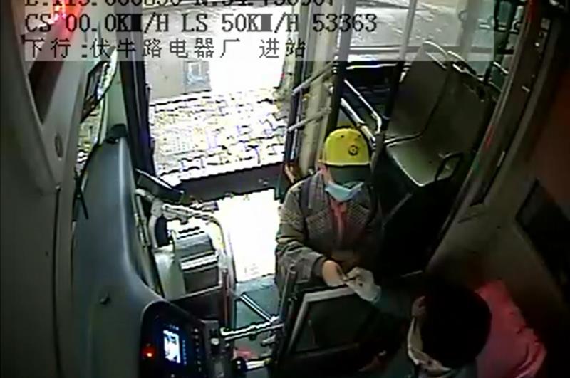 |学生上公交逃票？你是车长会咋做？来看这位郑州车长如何化解尴尬