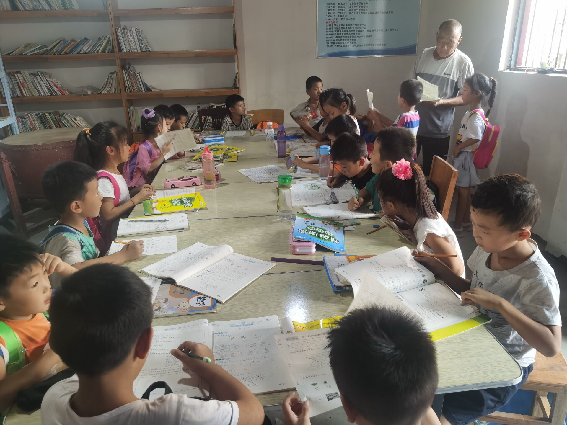 留守儿童|致敬老师，给您点赞！周口俩退休教师义务辅导村里孩子学习