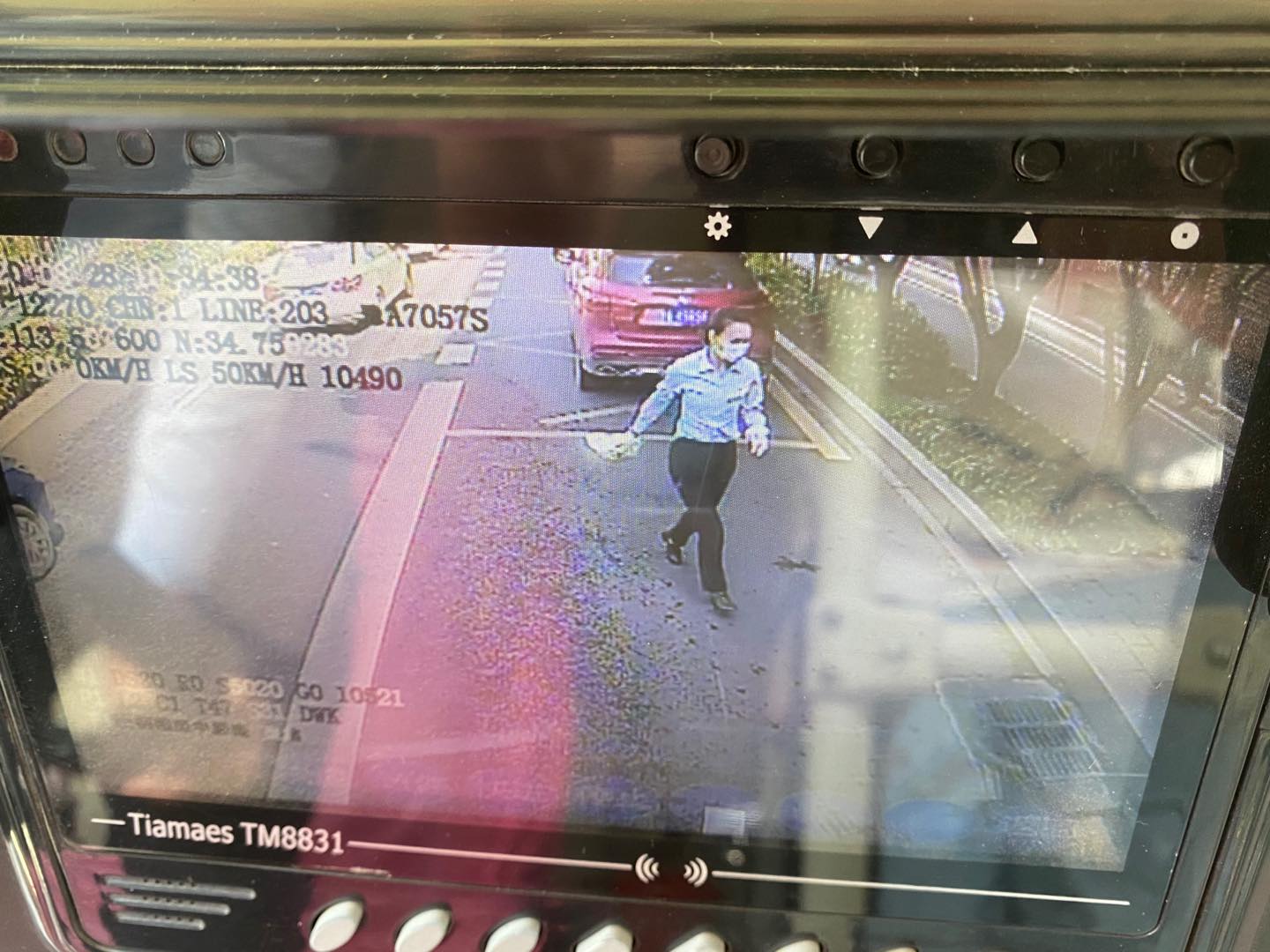 民生|私家车内突然抛出一兜垃圾！别人帮忙捡走车主还要追回？