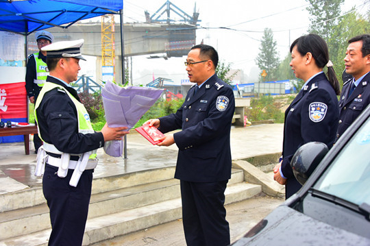 邓州民警姚文渊接到奖励后表示,十分感激省厅的关心和厚爱,自己一定要