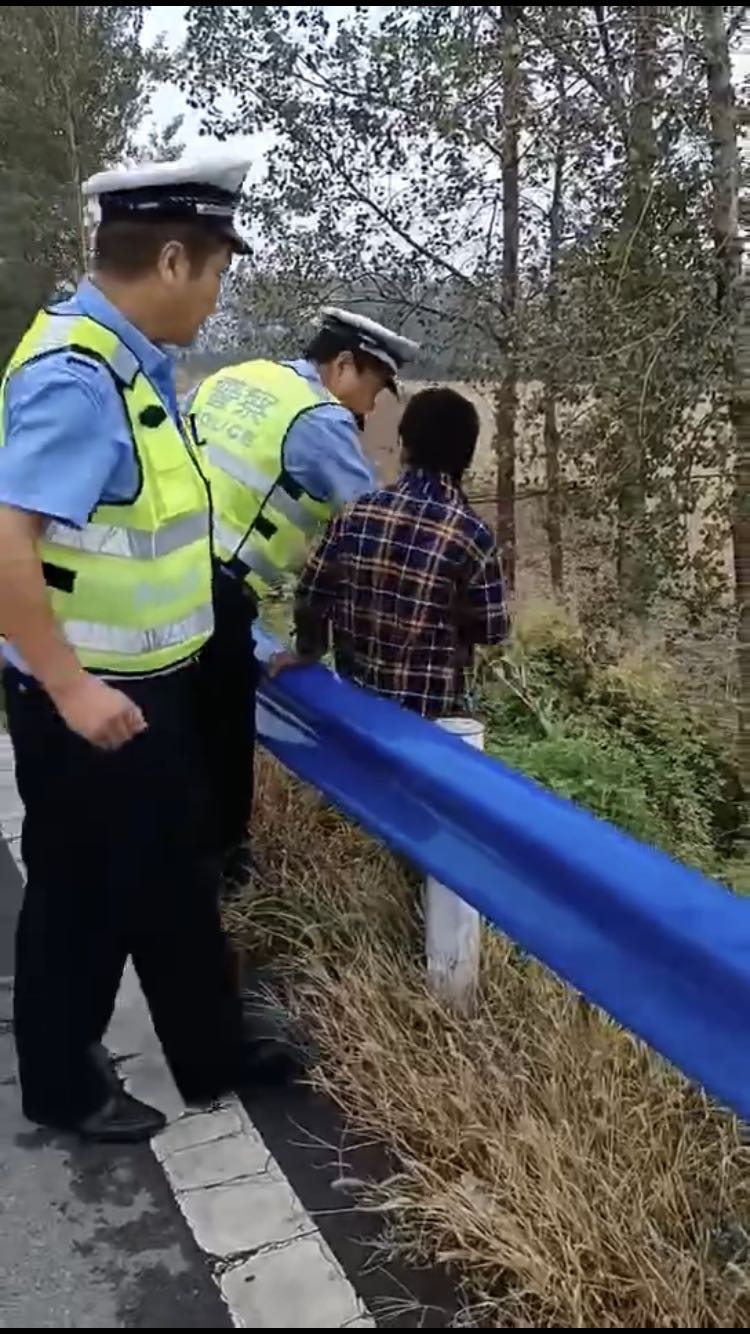 交通|惊险！聋哑儿跑上高速公路玩耍，幸亏遇到巡逻交警