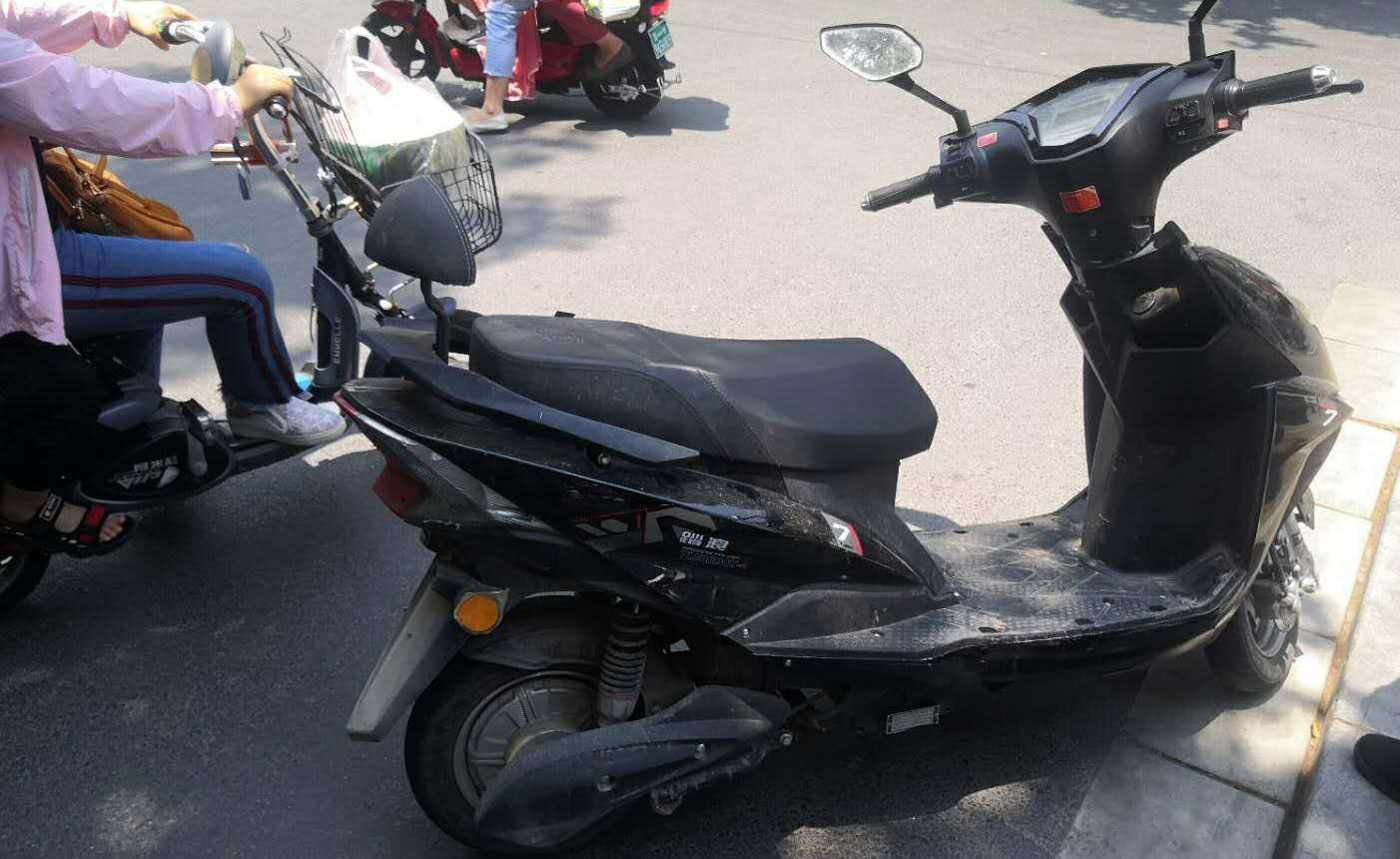 电动汽车|抓现形！男子酒后偷车得手 车撞石柱上后被巡逻人员识破