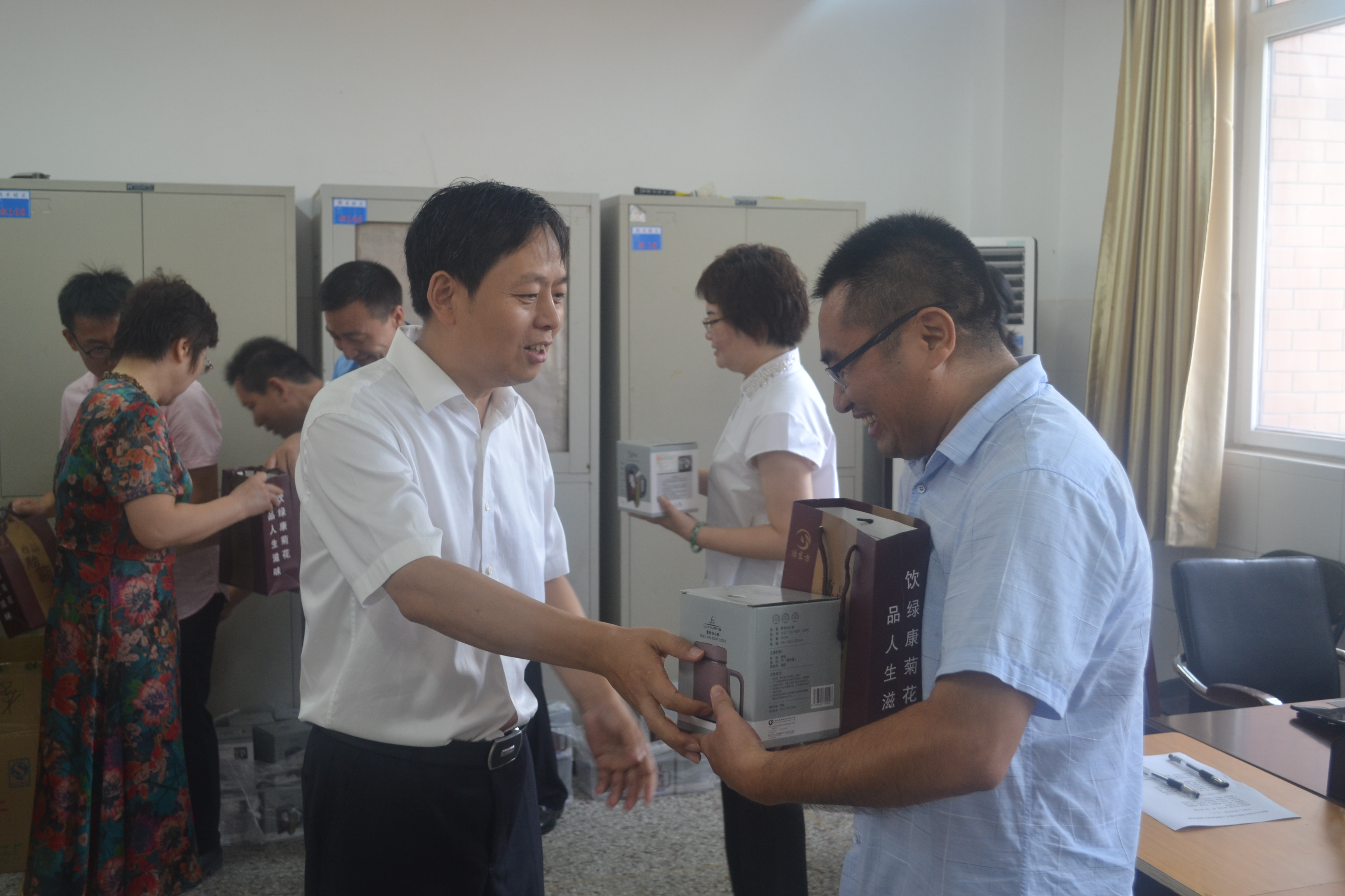 上街区委副书记区长耿勇军看望慰问高三教师