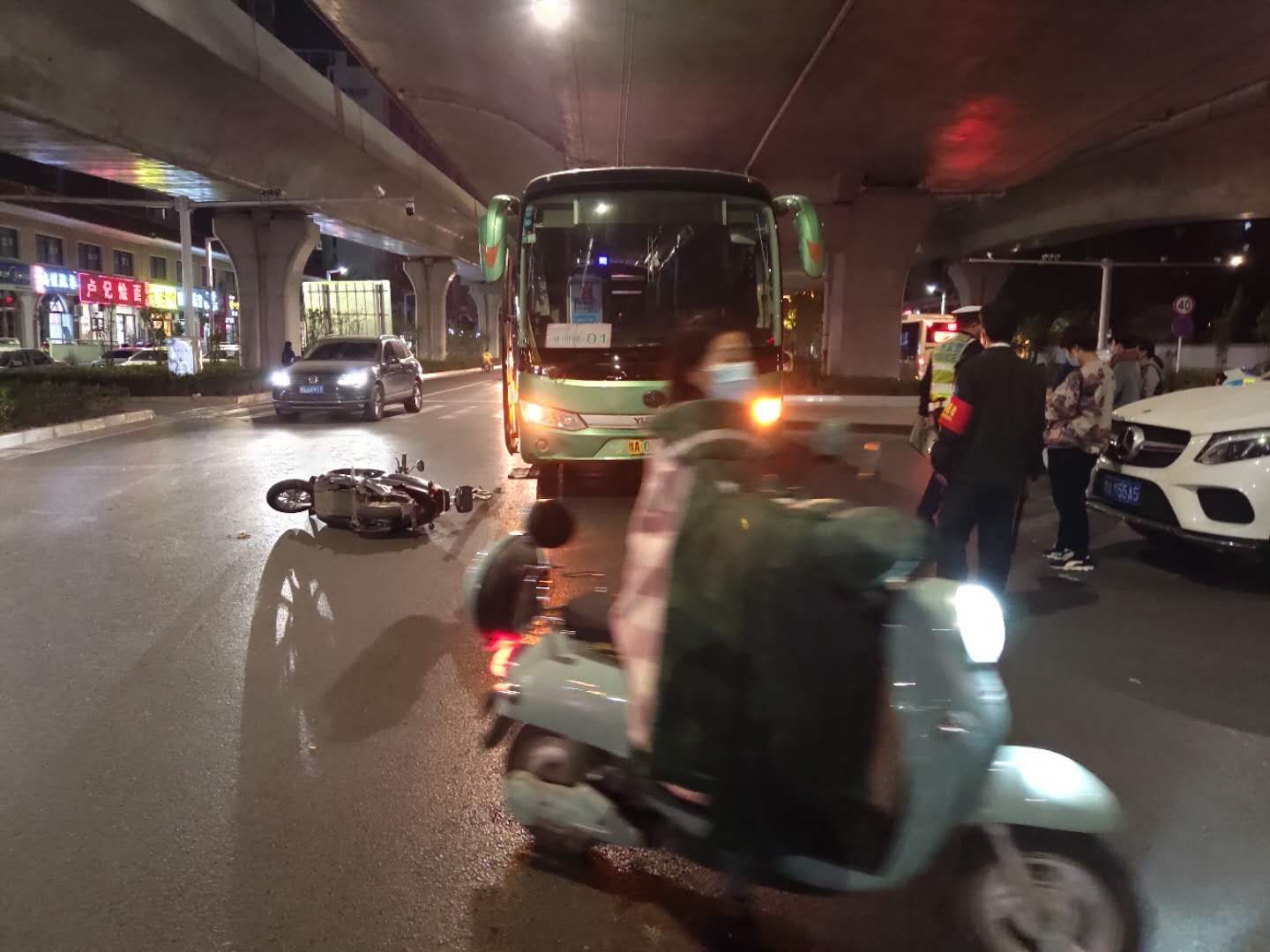 |骑车横越马路出事故 过马路留意这些细节，能避免事故发生