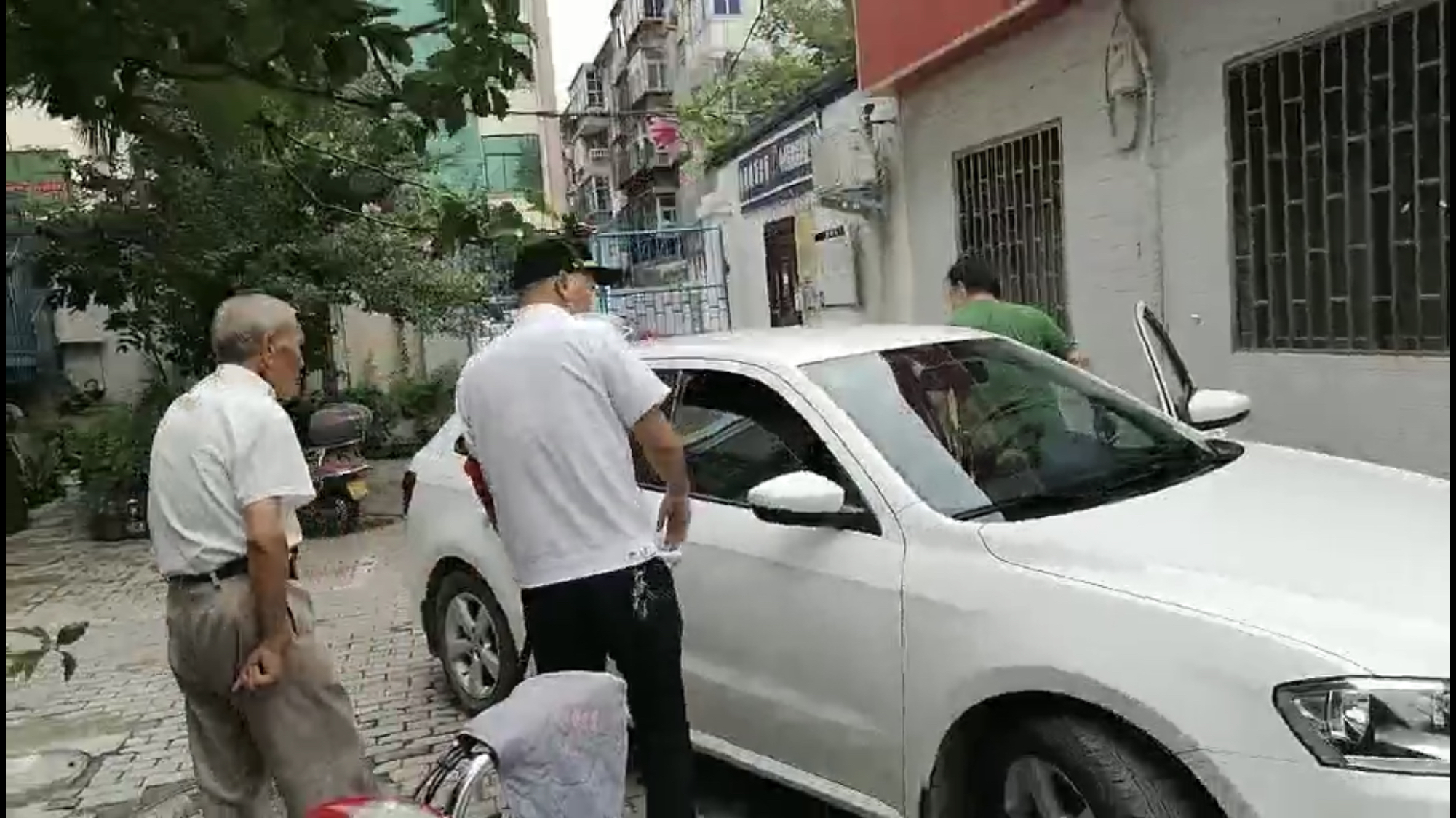 法制|老人用石子打猫被误解成砸车 拦车讨说法被人劝走