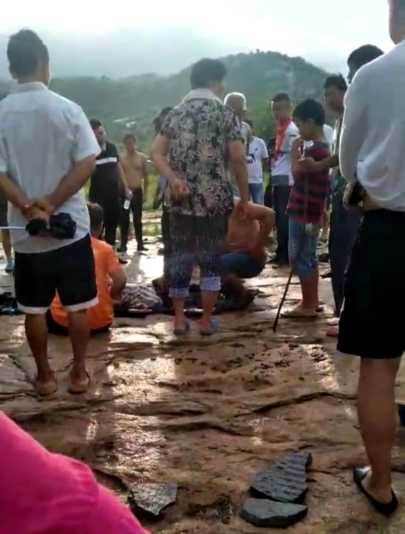 驻马店四名男孩登山遭遇雷击 两人当场身亡