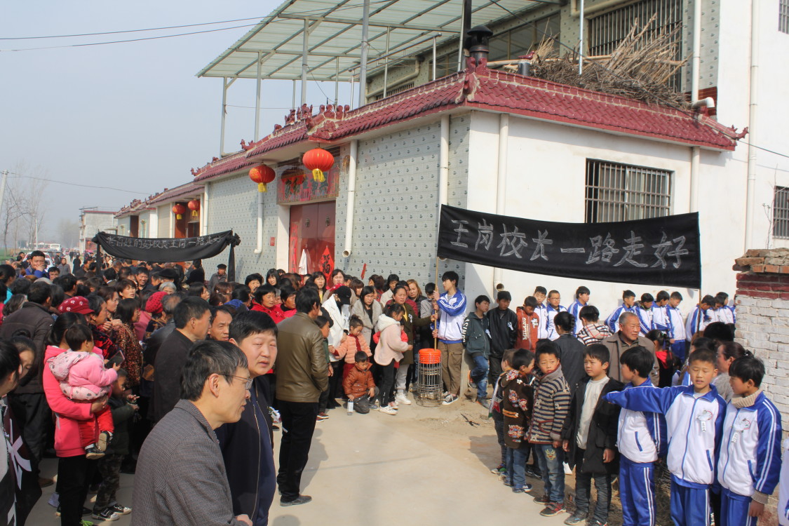 偏远的周口市郸城县东风乡郑庄小学离附近最近的村庄也有2公里,生前的