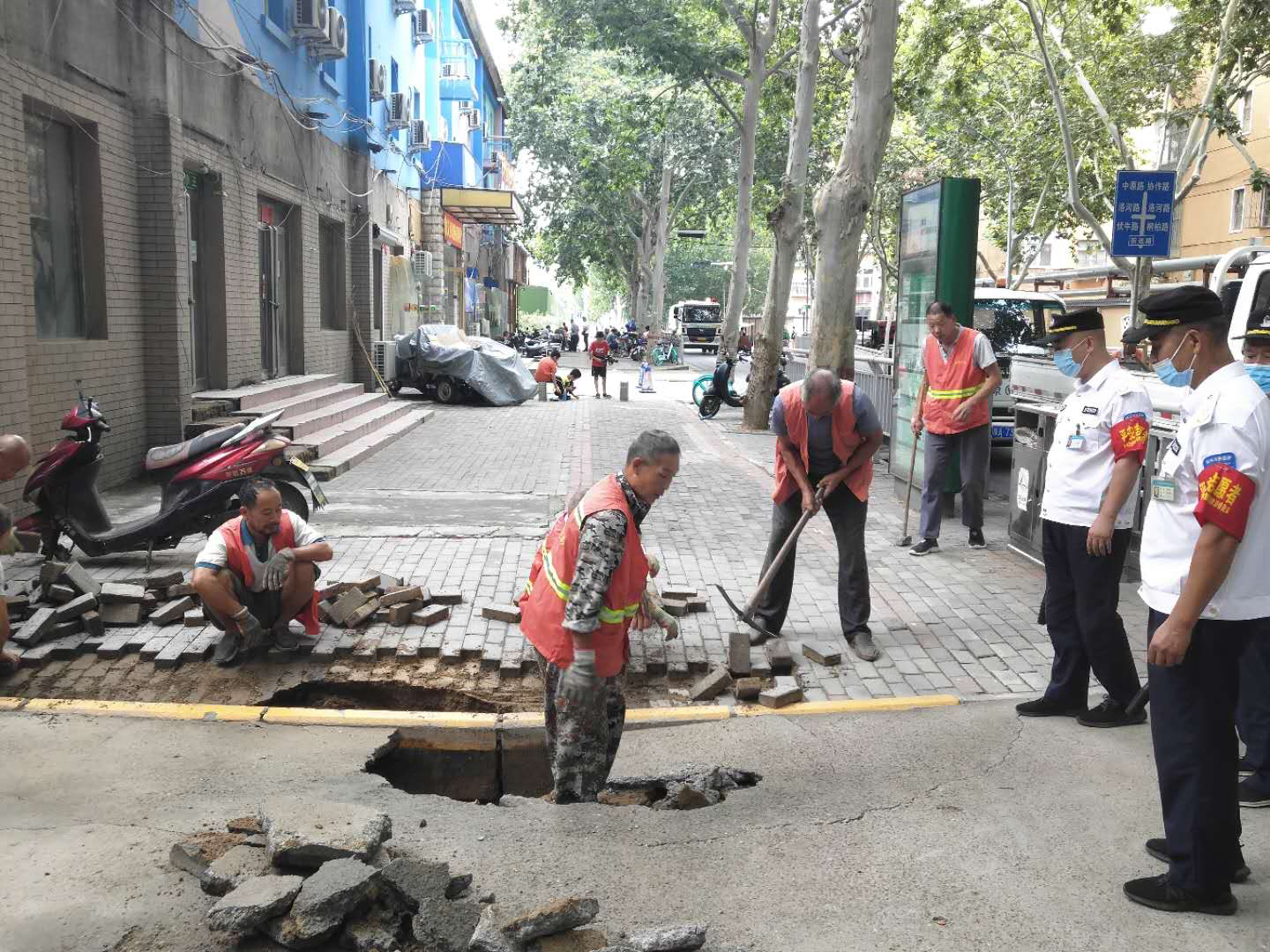 法制|路面塌出大坑，男子低头看手机时被绊趴