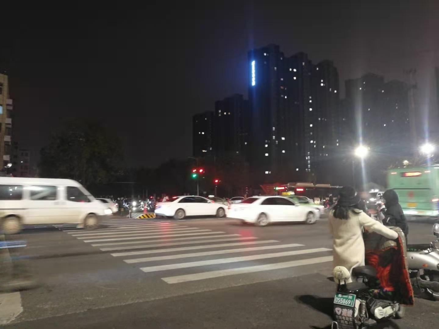 郑州一路口红灯绿灯同时亮，是让过还是不让过？