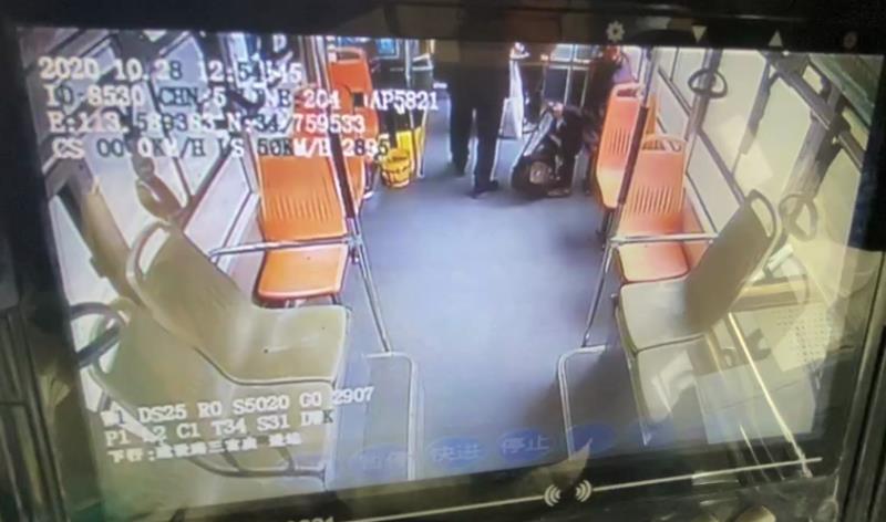 |有座位却坚决不坐？ 这四位农民工的举动为何令车长感动？