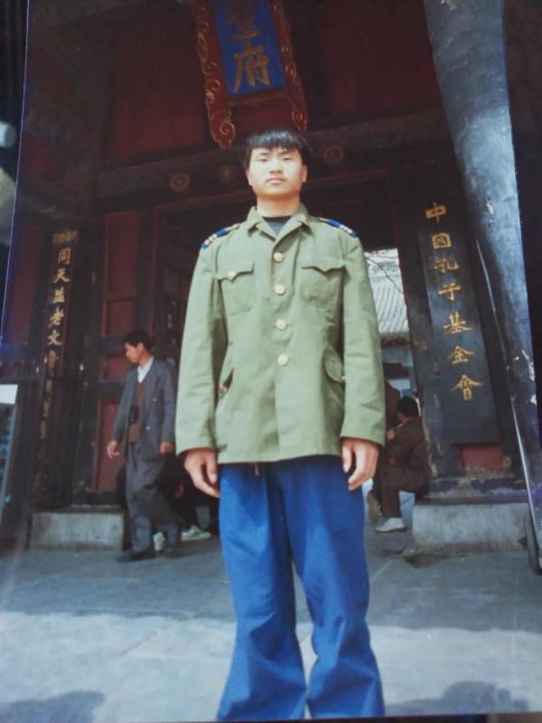 退伍|27年前抗洪救灾有他的身影，如今退伍不褪色的他制作八一主题车厢
