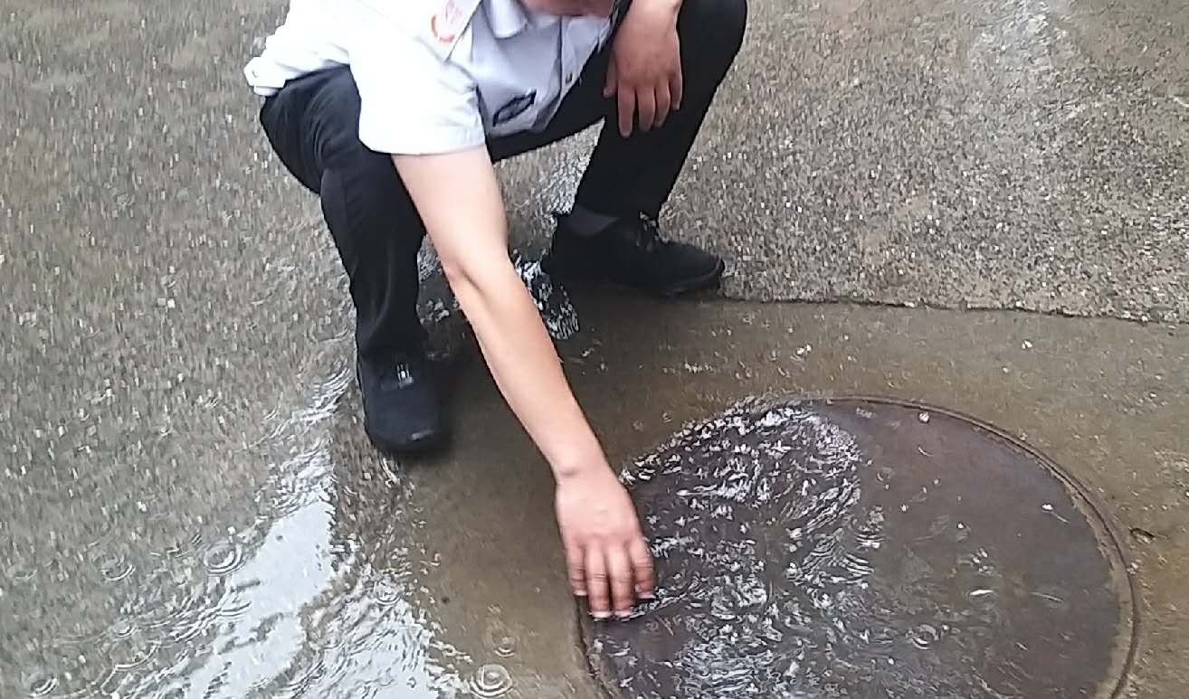 下水道平时将垃圾扔进下水道，大雨致小区和道路积水严重