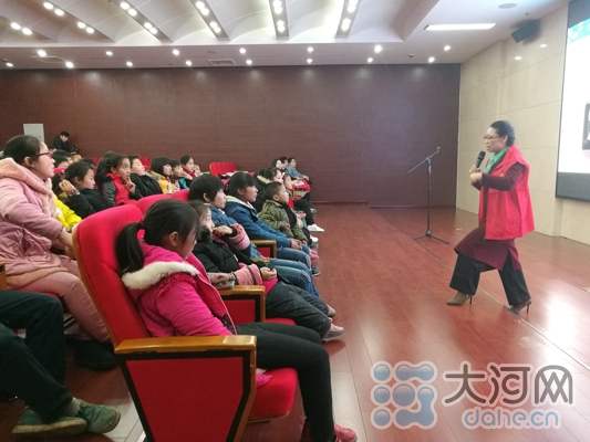 平顶山困境儿童体验城市生活 市委书记为他们