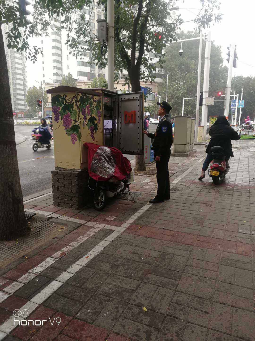 |啥便宜都想占！有人竟在街头信号灯控制箱里“蹭电”