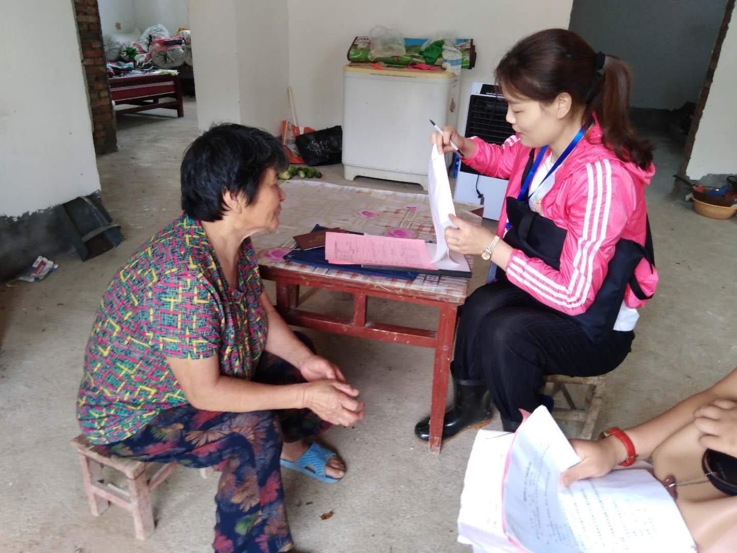 张雅|高强度工作10天 脱贫普查员累倒贫困户家中