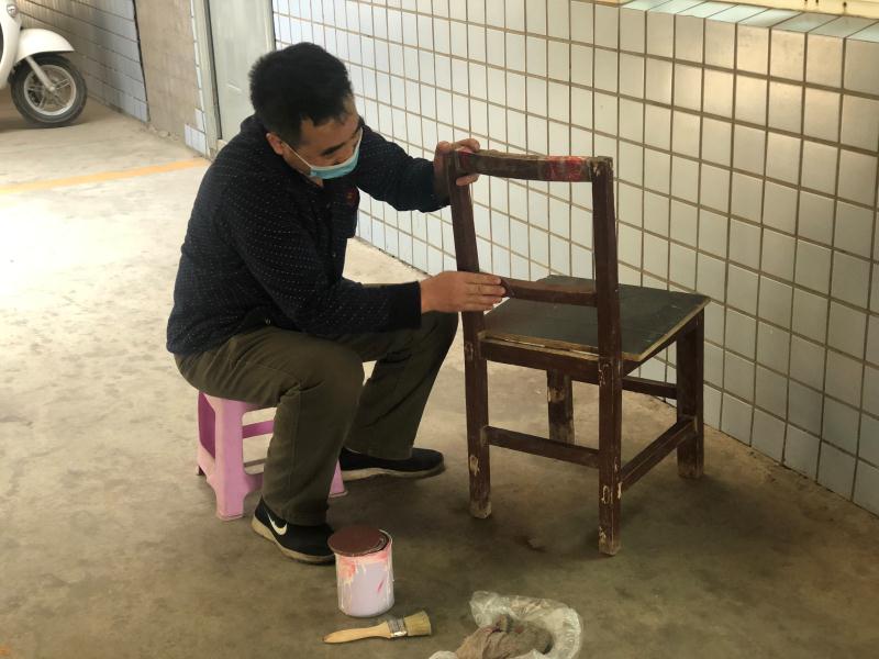 [社会万象]老人千元现金失而复得，他把79路调度室的旧椅子刷了漆……