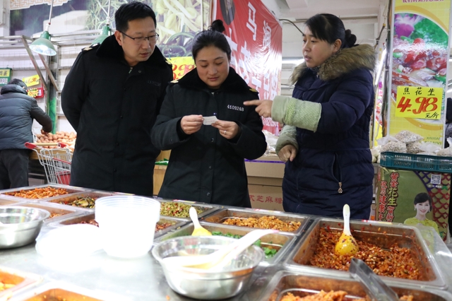 节前焦作市山阳区食品药品监督管理局执法人员对超市进行检查