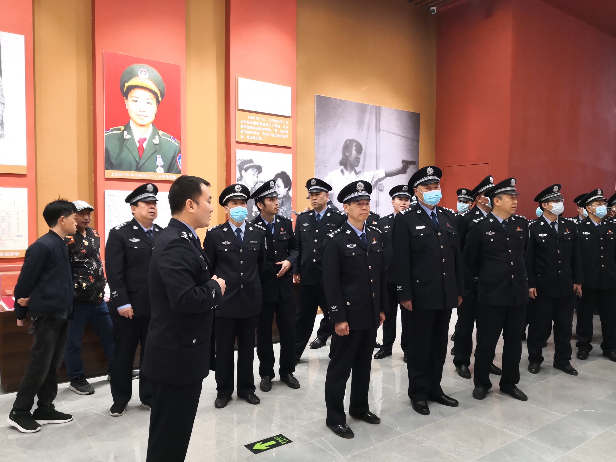 今天警旗飘扬、誓言永恒！我志愿成为中华人民共和国人民警察，献身于崇高的人民公安事业……