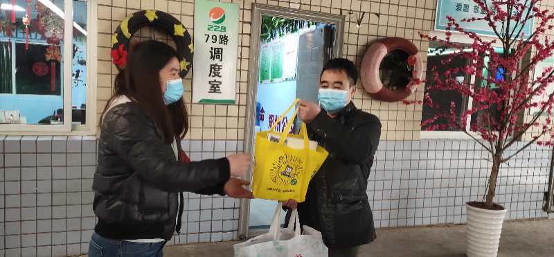 [社会万象]老人千元现金失而复得，他把79路调度室的旧椅子刷了漆……