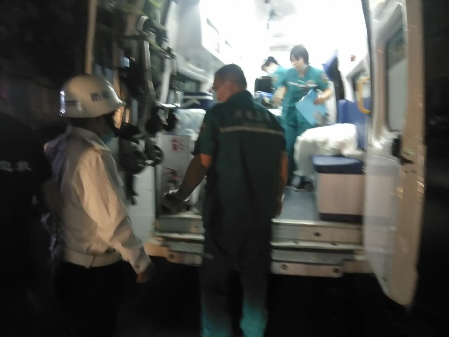 |双节长假首日 老人家中突发病热心人急救援