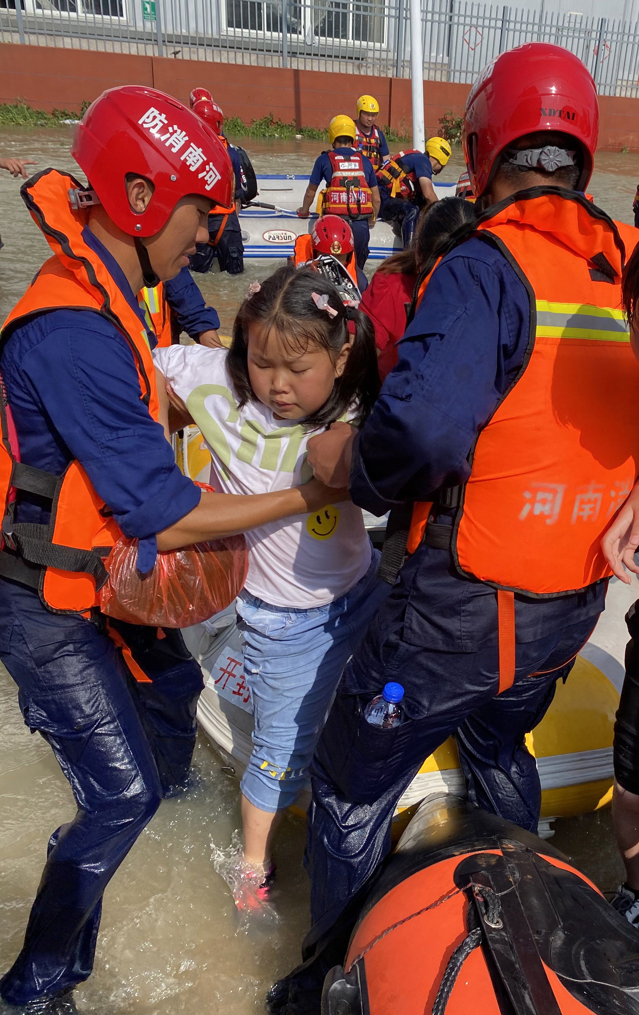 尉氏|暴雨中救出快要临盆孕妇 开封尉氏消防驾舟艇安徽救出百余人