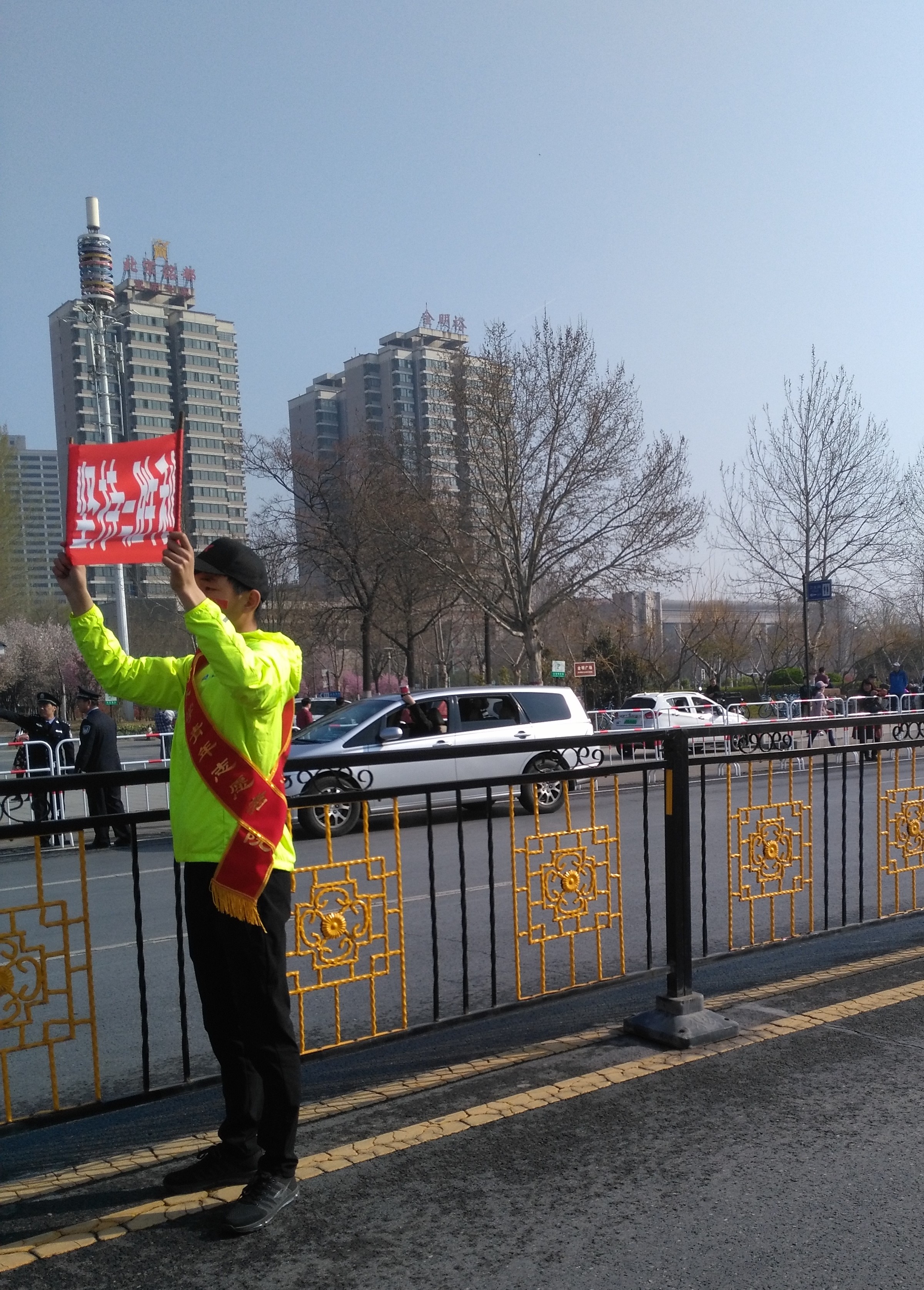 郑开赛道上的小绿人 志愿服务12年 送水递海