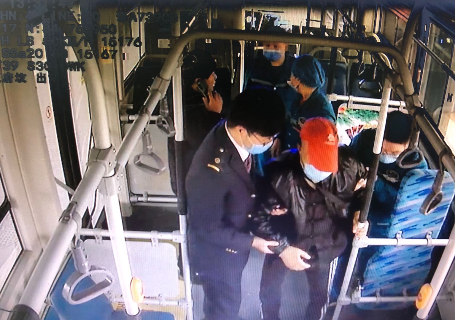 |老人独自出门随身携带便捷联络卡有必要吗？郑州一老人遇紧急情况后联系家人却未果