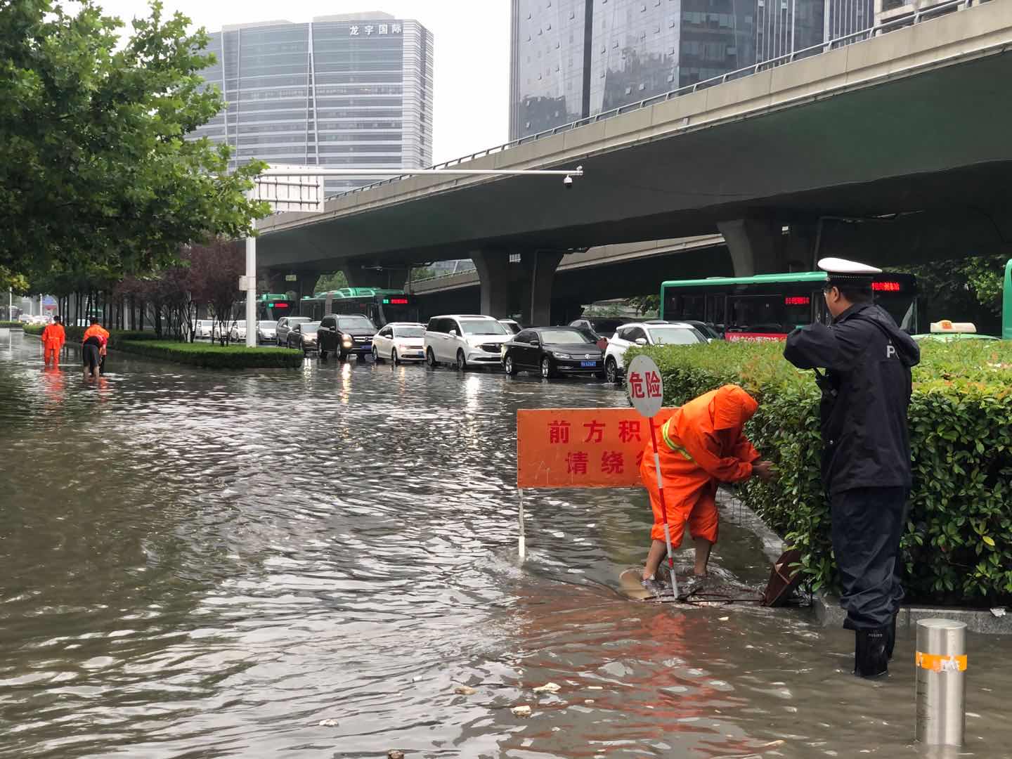 汝河路西三环路口积水;陇海路淮北街口,窨井盖往外冒水;万三公路铁路