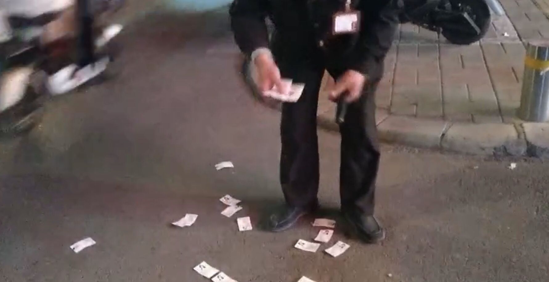 |酒店门前散落大量色情卡片 热心人一一捡起销毁