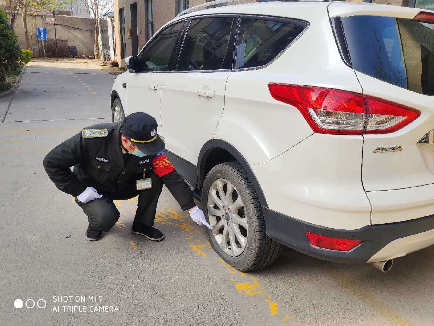 『』车胎没气顿时窝火，找到“元凶”他为啥又不生气了？