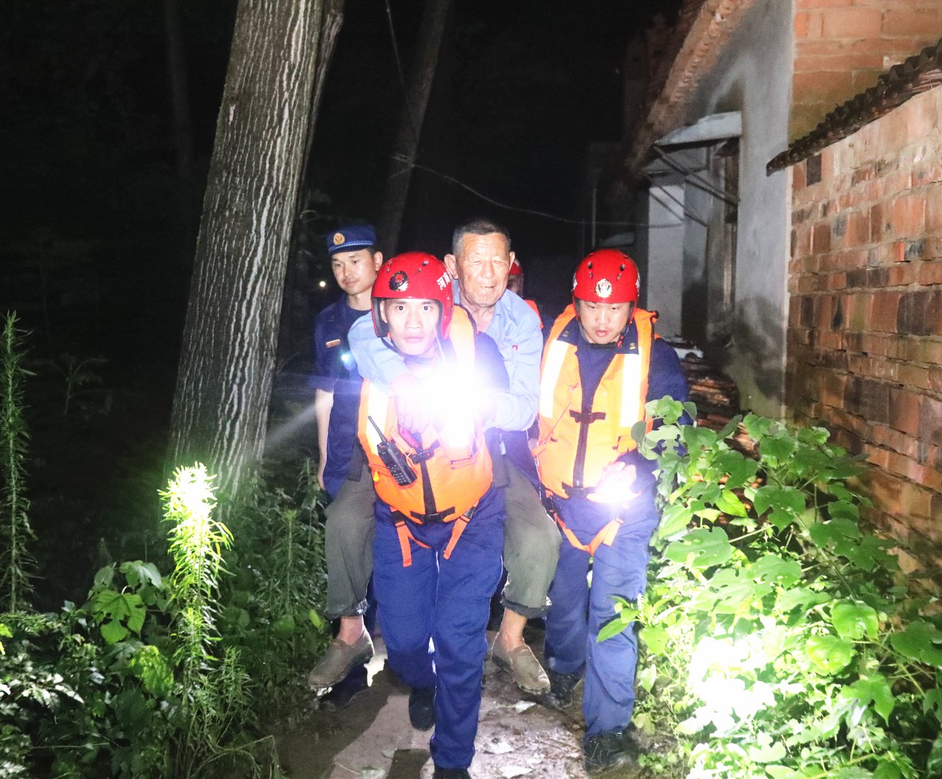 抗洪抢险|固始灾区221人，焦作消防抗洪抢险突击队连夜疏散！