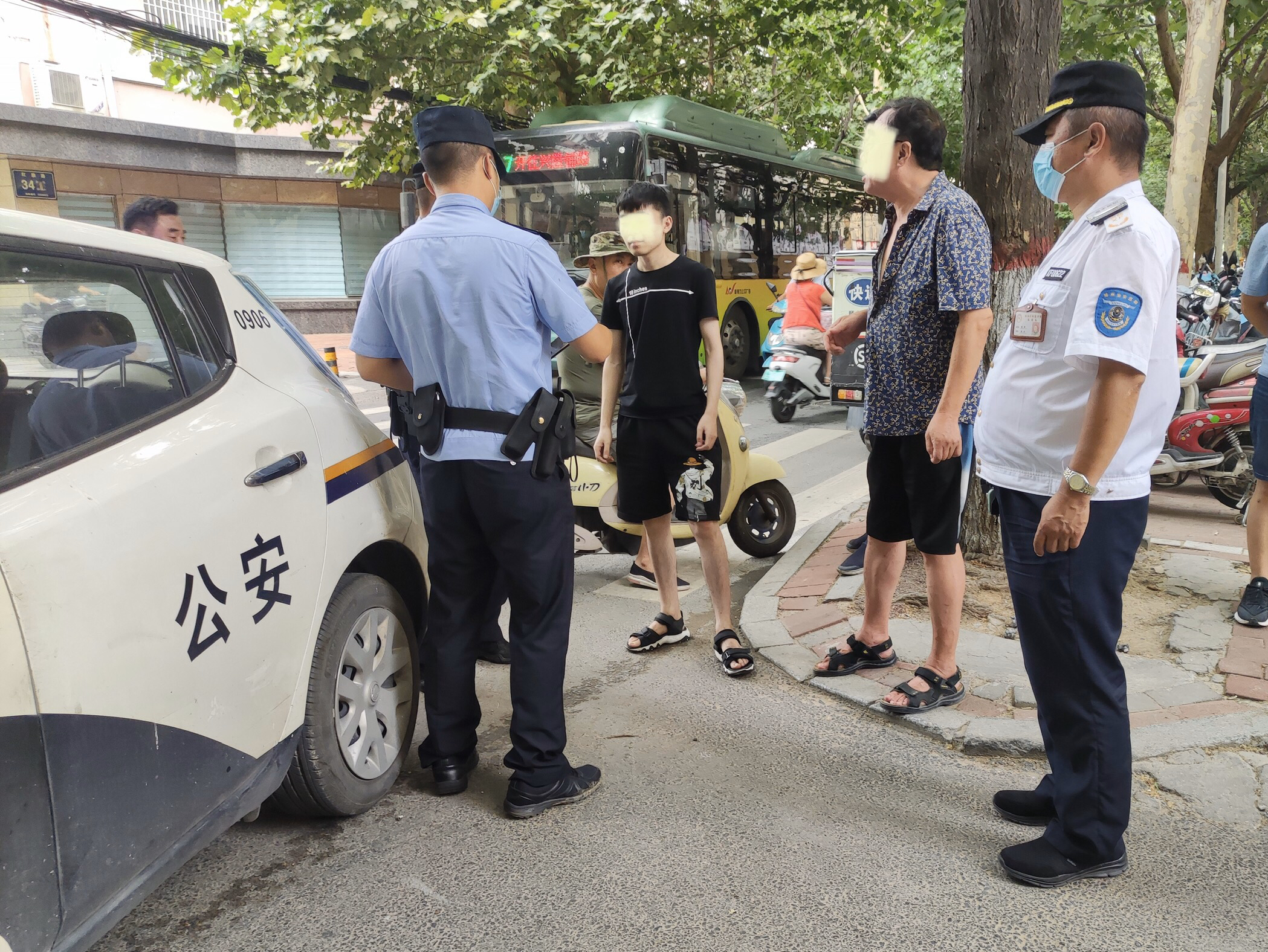 陌生男子正在家里睡觉一陌生男子开门进来，老人惊恐中拽住了对方……