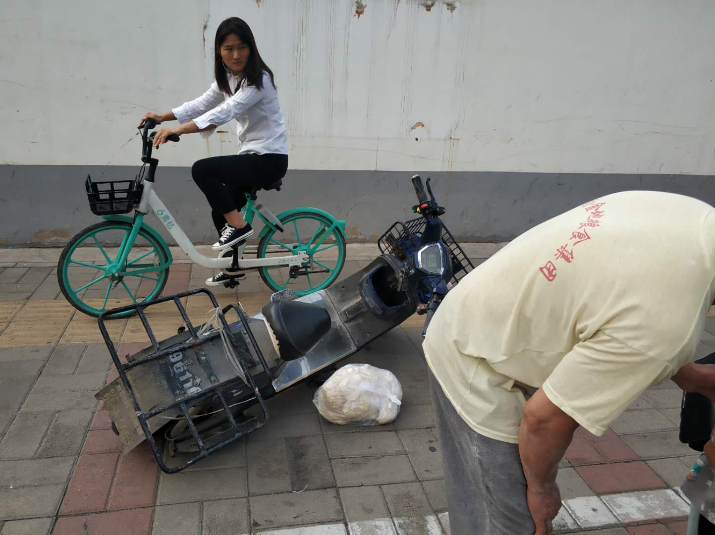 人行道|男子骑电动车上了人行道，3岁男童被撞伤