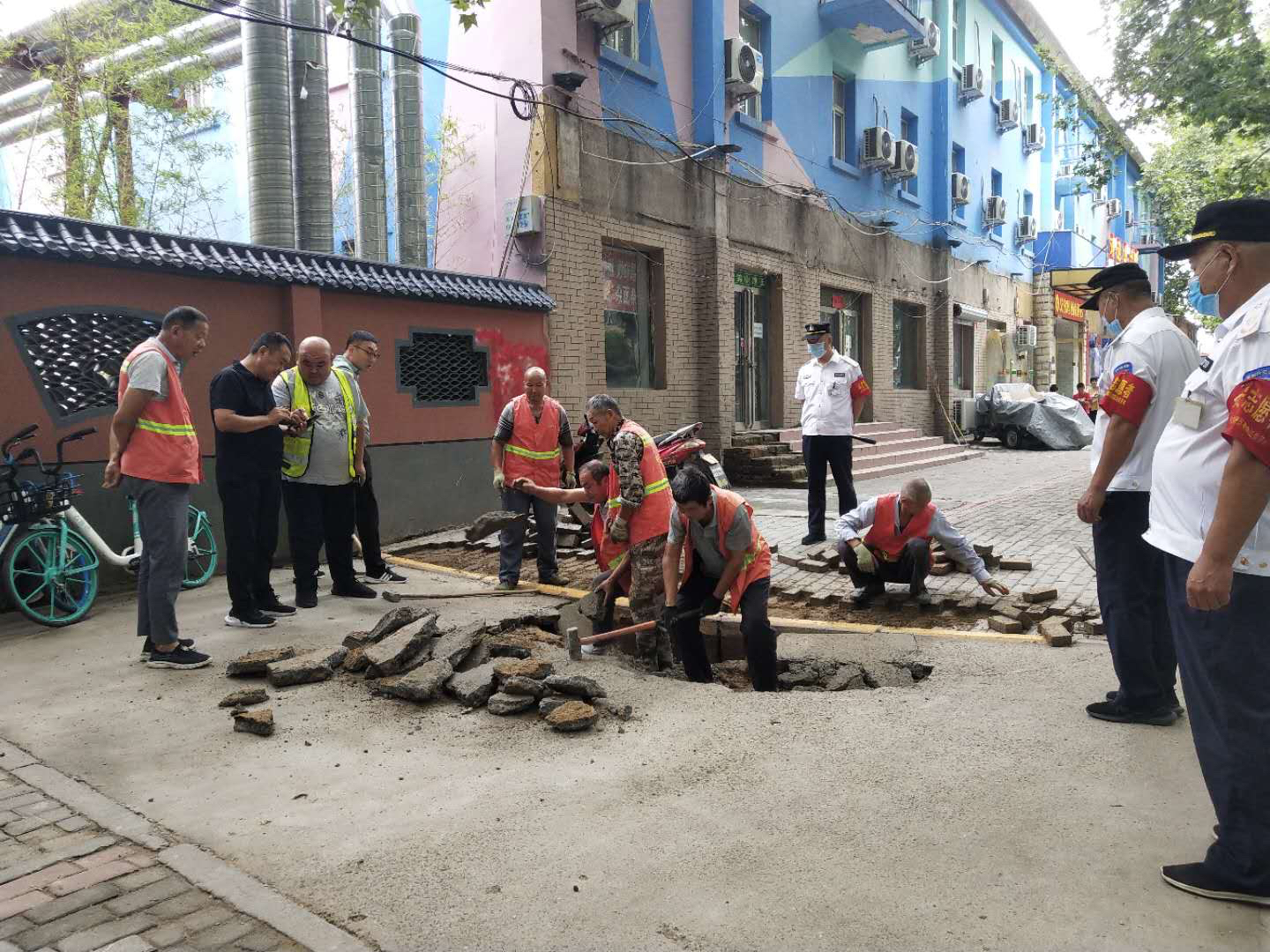 法制|路面塌出大坑，男子低头看手机时被绊趴