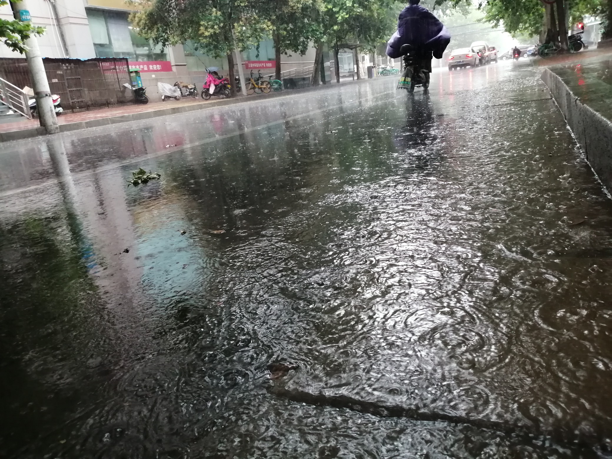 运城新闻网-万荣 暴雨骤至街道积水 多措并举及时排涝