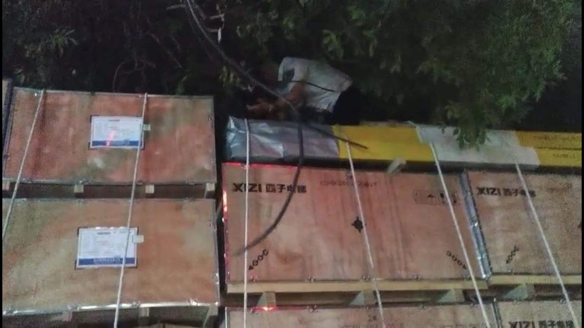 大货车|险!大货车超高拉货挂住空中电缆线