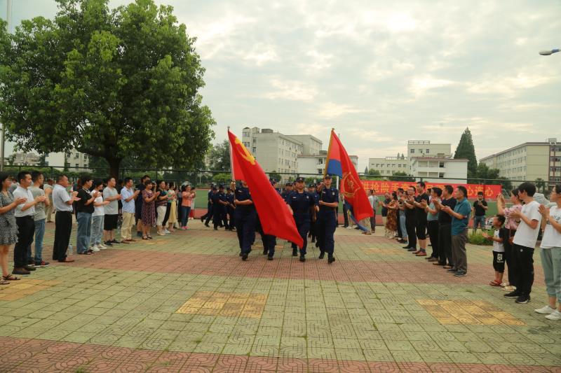 消防|河南消防千里驰援抢生命，灾区政府赠送锦旗表谢意