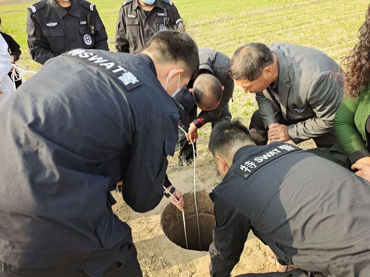 |延津女子跳井轻生 民警8分钟紧急救援