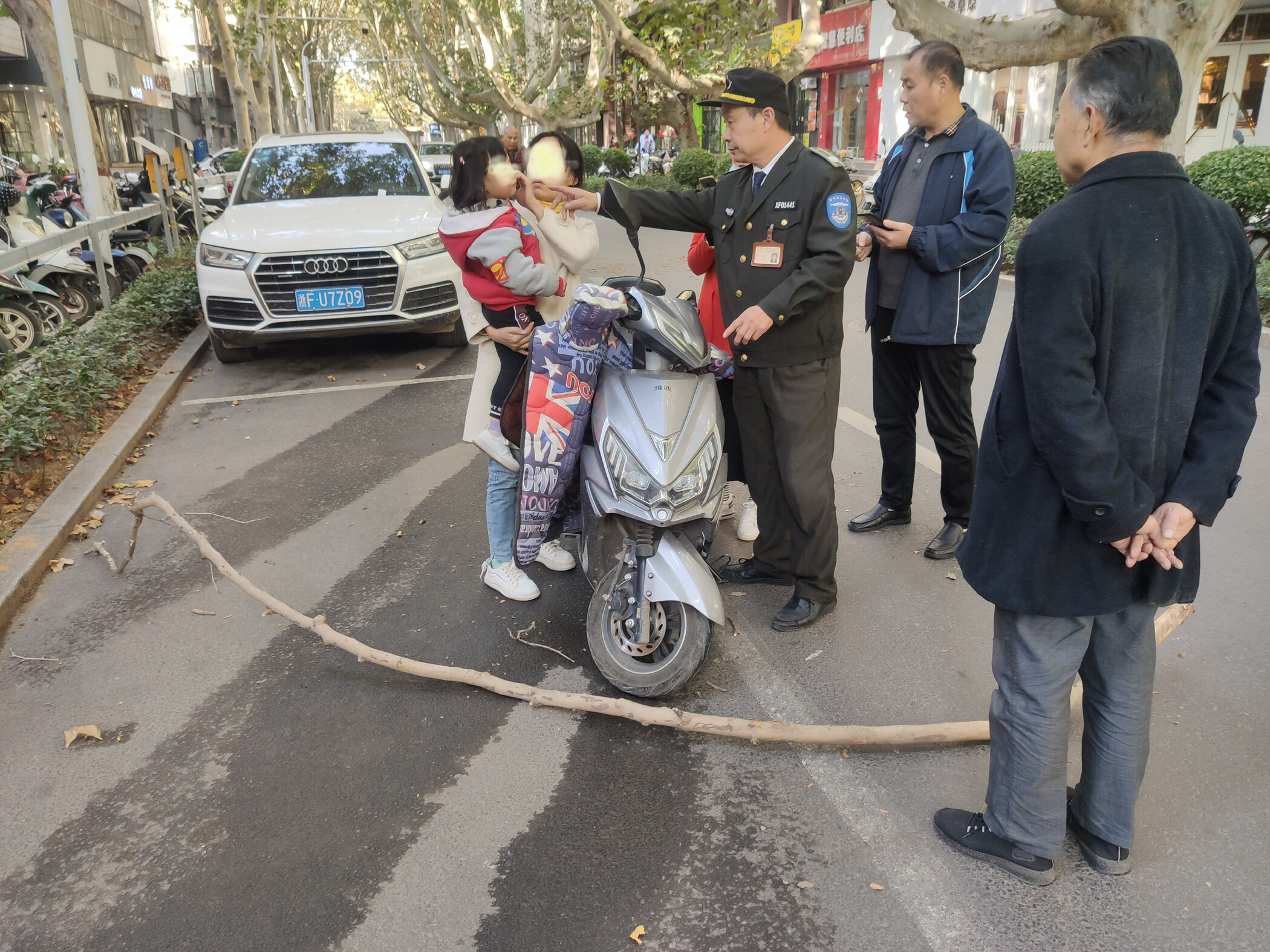 |枯枝从天而降，砸伤一对骑车母女