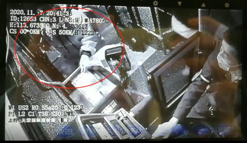 |孩子掉落物品妈妈非要让他自己捡起来，这种教育方式你咋看?