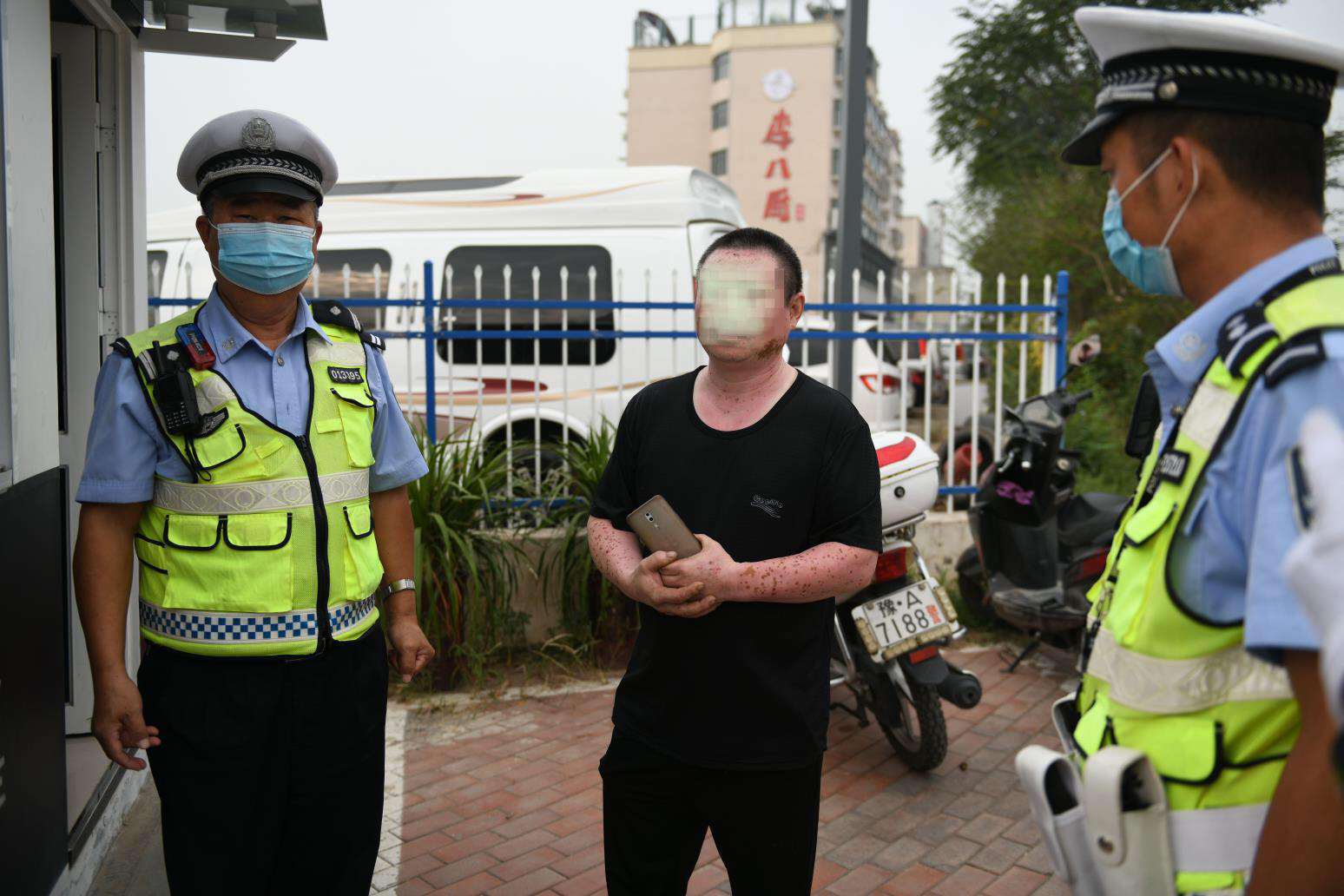 法制|男子骑电动车违法载人被查纠，狡辩水平让交警汗颜