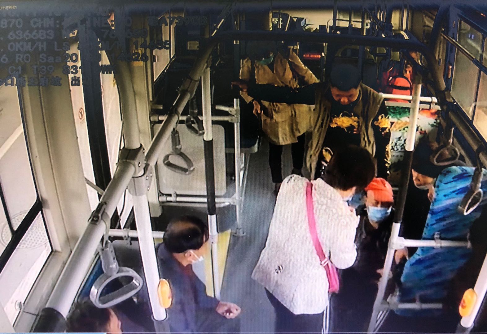 |老人独自出门随身携带便捷联络卡有必要吗？郑州一老人遇紧急情况后联系家人却未果