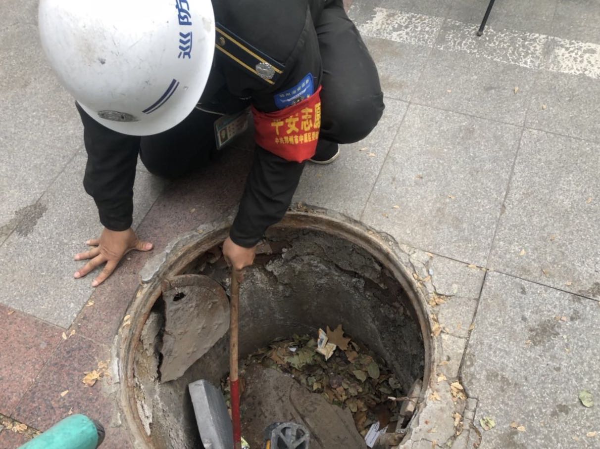 |追踪| 三天了，郑州百花路上的无盖窨井仍在“张口”？